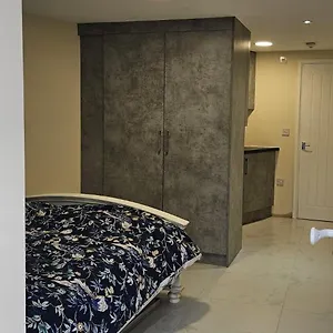 Cozy Studio Near Train Station Apartment